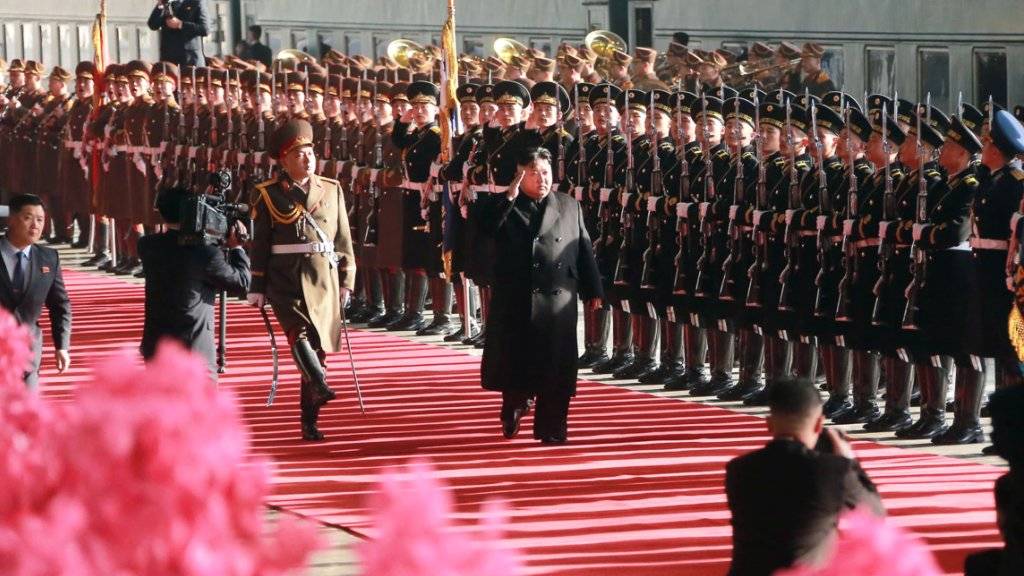 Kim Jong Un (Mitte) am Samstag vor der Abreise aus Pjöngjang zum zweiten Gipfeltreffen mit US-Präsident Donald Trump.