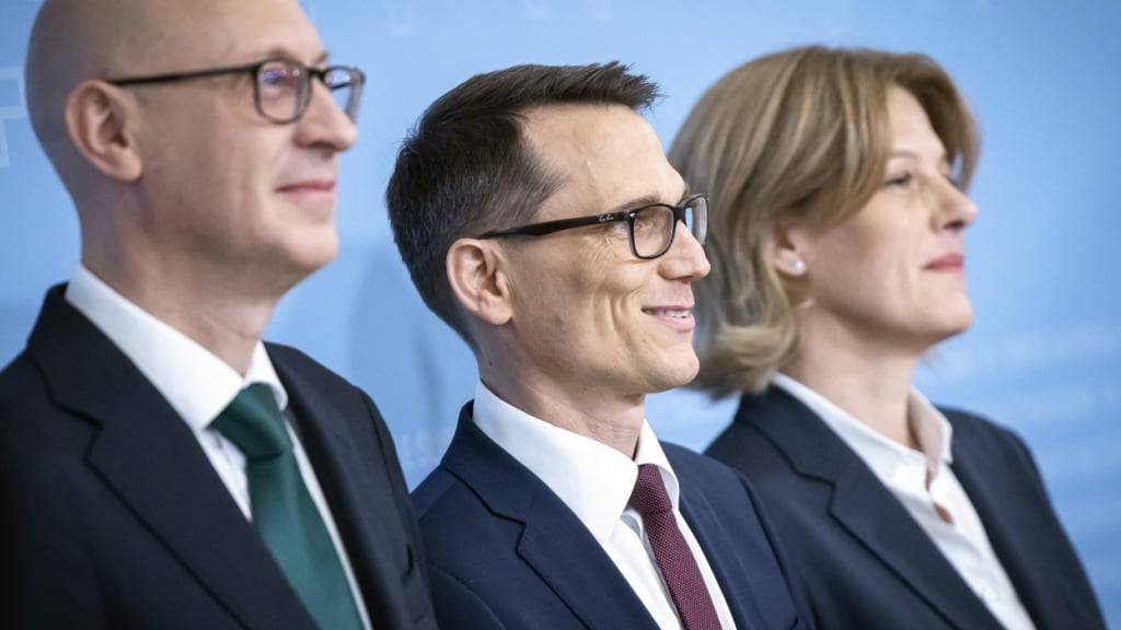 Das SNB-Direktorium entscheidet über die Geldpolitik in der Schweiz: Präsident Martin Schlegel (Mitte), Vize Antoine Martin (Links) und Mitglied Petra Tschudin. (Archivbild)