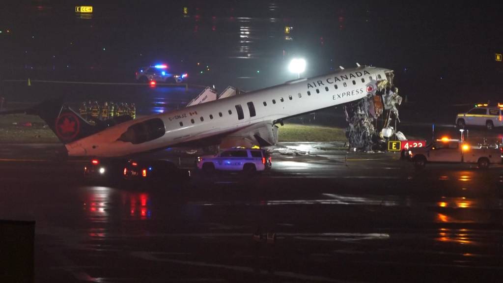 Zwei Menschen bei Zusammenstoss von Flugzeug und Feuerwehrwagen in New York gestorben