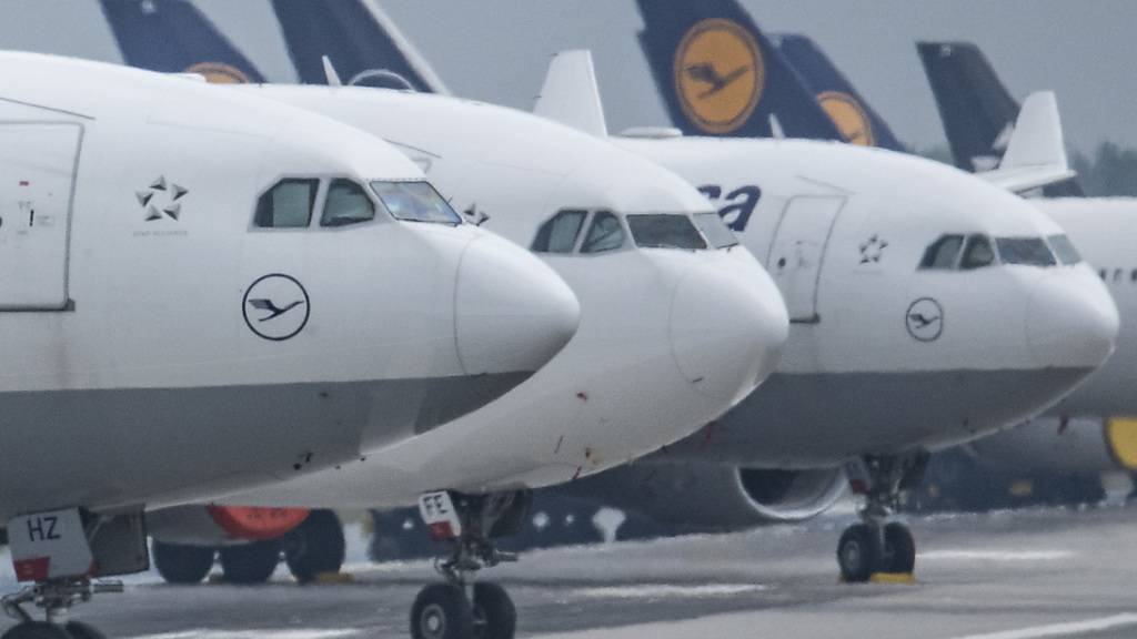 Die deutsche Fluggesellschaft Lufthansa kann vorerst aufatmen. Die EU-Kommission und die deutsche Regierung haben sich im Streit um Auflagen für ein Rettungspaket geeinigt. (Archivbild)