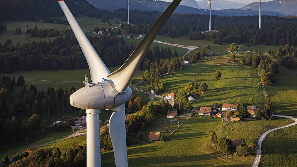 Windräder bei Sainte-Croix VD. Auch im Kanton Luzern sollen neue Windkraftanlagen gebaut werden. (Archivaufnahme)