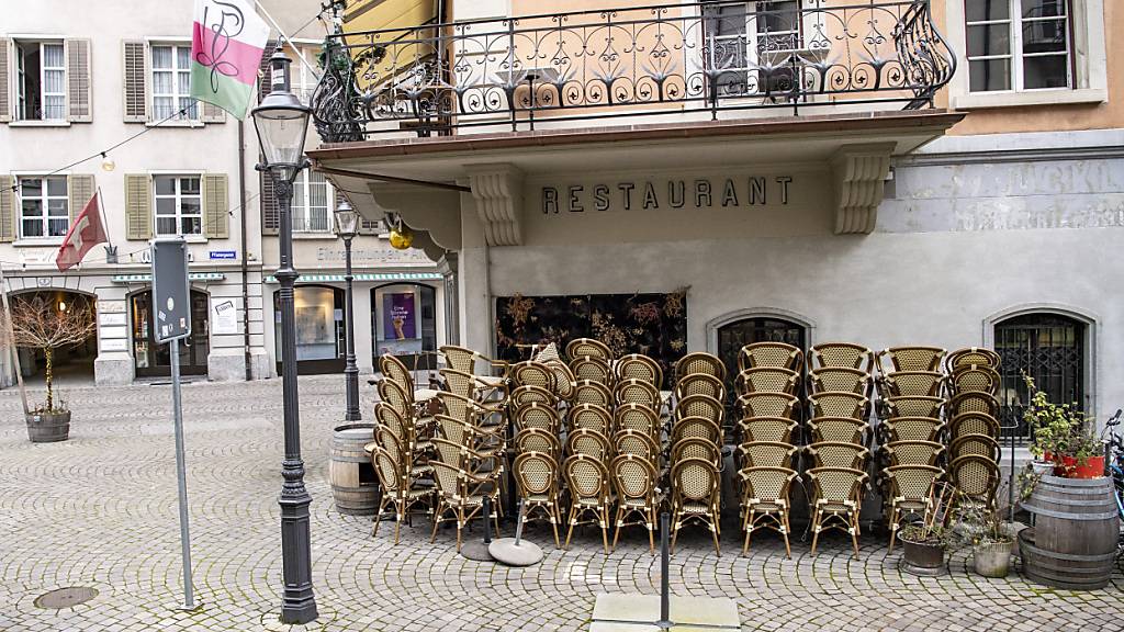 Ein während der Coronapandemie im Februar 2021 geschlossenes Restaurant in Luzern. (Archivaufnahme)