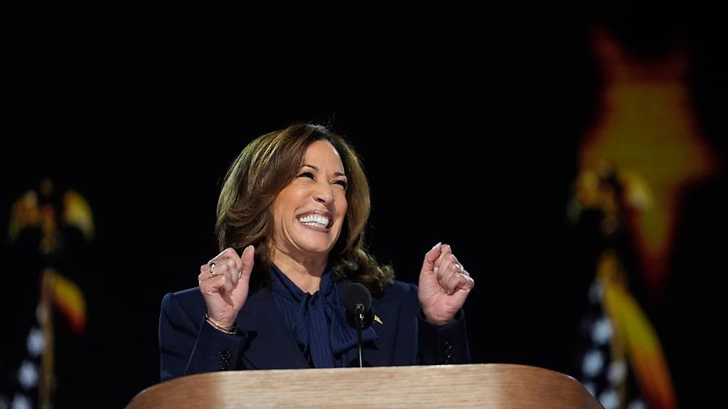 dpatopbilder - Die demokratische US-Präsidentschaftskandidatin Kamala Harris spricht während der Democratic National Convention. Foto: Paul Sancya/AP/dpa