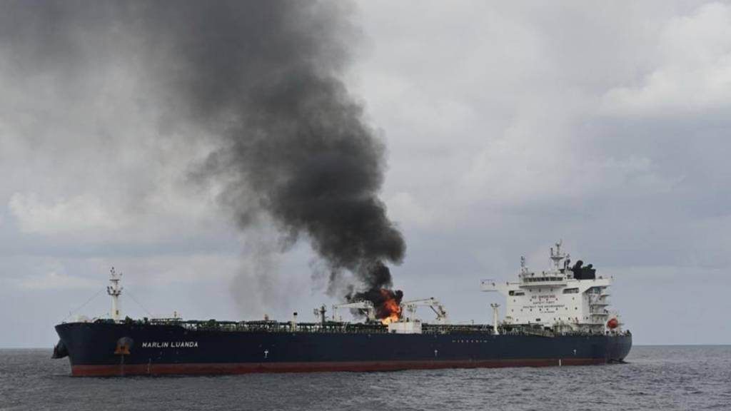 HANDOUT - Auf diesem Foto ist der Öltanker «Marlin Luanda» zu sehen, der nach einem Angriff im Roten Meer brennt. Foto: Indian Navy/AP/dpa - ACHTUNG: Nur zur redaktionellen Verwendung und nur mit vollständiger Nennung des vorstehenden Credits