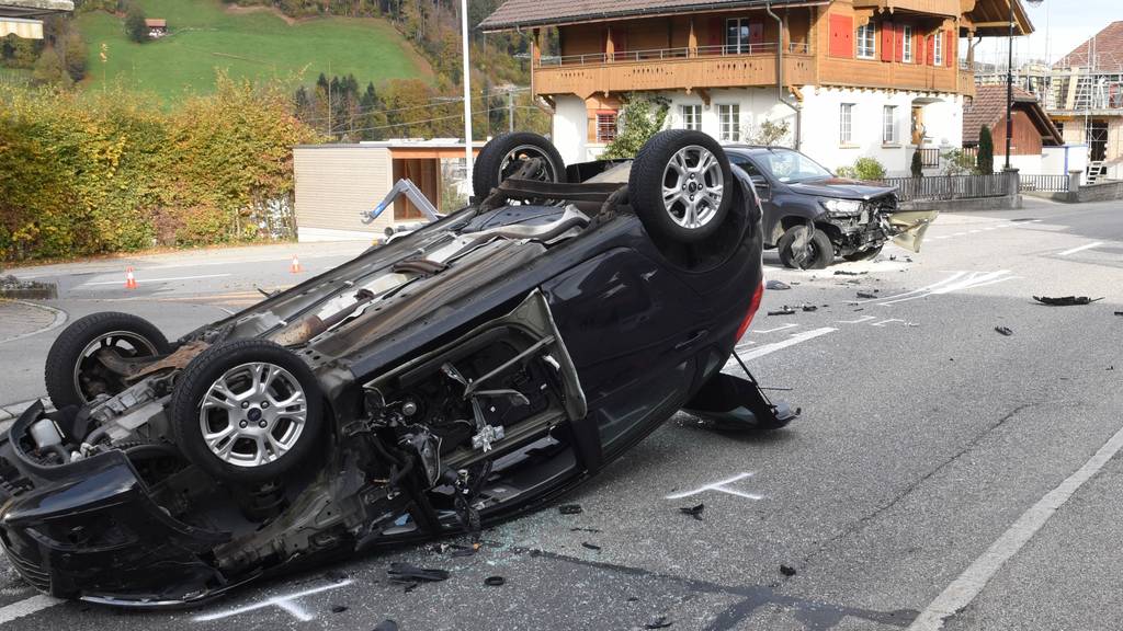 Auto landet nach Unfall auf Dach – Fahrerin mit Helikopter ins Spital gebracht