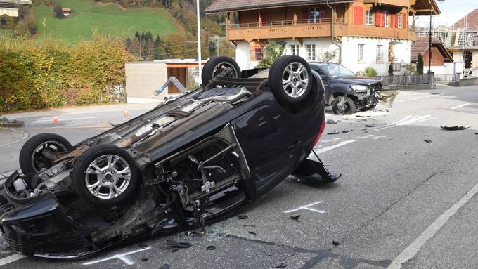 Auto landet nach Unfall auf Dach – Fahrerin mit Helikopter ins Spital gebracht