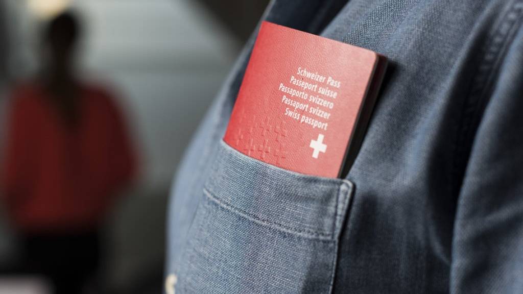 Die Schweizerische Beobachtungsstelle für Asyl- und Ausländerrecht (SBAA) fordert tiefere Hürden auf dem Weg zum Schweizer Pass. (Archiv)