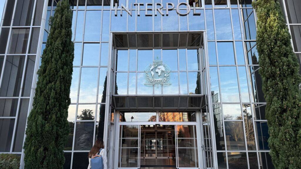 PRODUKTION - Eine Person läuft auf den Sitz von Interpol in Lyon zu. Interpol ist die weltgrößte Polizeiorganisation. Foto: Rachel Sommer/dpa