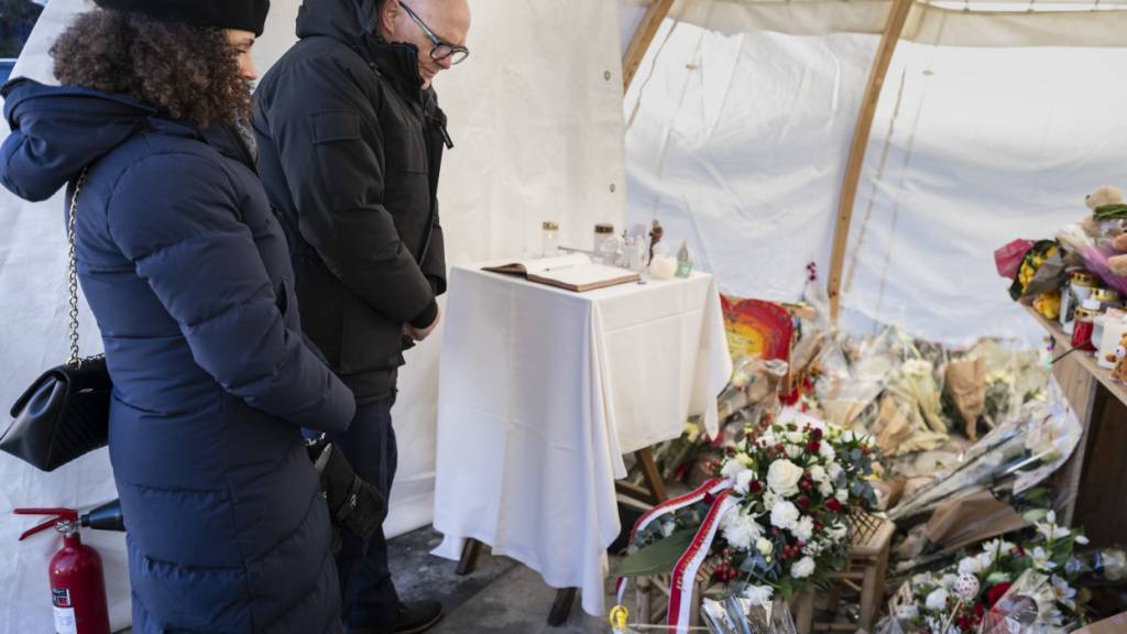 Bundesrat Martin Pfister gedenkt zusammen mit seiner Tochter der Opfer der Brandkatastrophe von Crans-Montana.