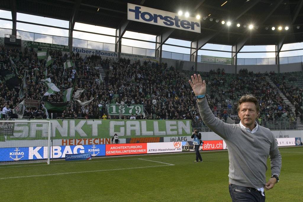 Am 4. Oktober 2015 wurde Jeff Saibene vor dem Spiel FC St.Gallen - FC Sion offiziell als Trainer des FC St.Gallen verabschiedet. Bild: KEYSTONE/Anthony Anex