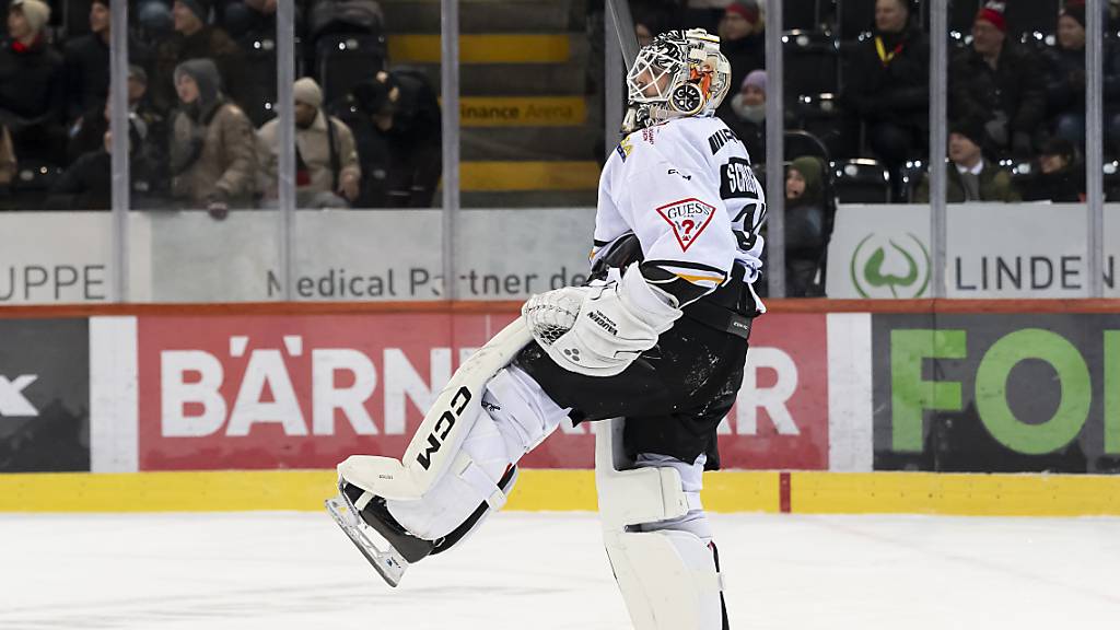 Niklas Schlegel freut sich über den 3:2-Auswärtssieg mit Lugano in Bern