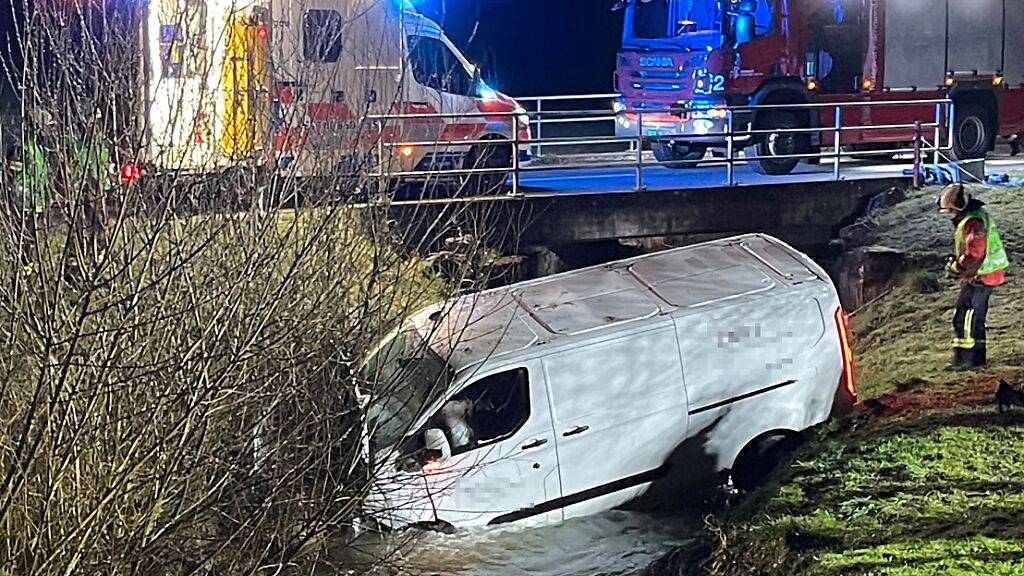 Ein Lieferwagenlenker landete mit seinem Fahrzeug in einem Fluss.