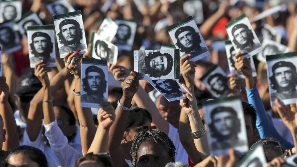 Menschen mit Bild von Che Guevara am Sonntag in Santa Clara, Kuba.