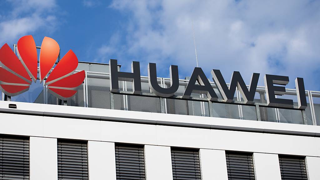 ARCHIV - Das Huawei-Logo am Firmenstandort in Düsseldorf. Die seit Jahren in Kanada festsitzende Huawei-Finanzchefin Meng Wanzhou kann nach einer Vereinbarung mit den US-Behörden nach China zurückkehren. Foto: Rolf Vennenbernd/dpa