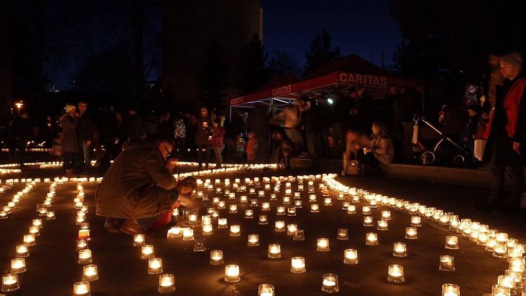 In über hundert Dörfern und Städten wurden Kerzen für armutsbetroffene Menschen in der Schweiz angezündet.