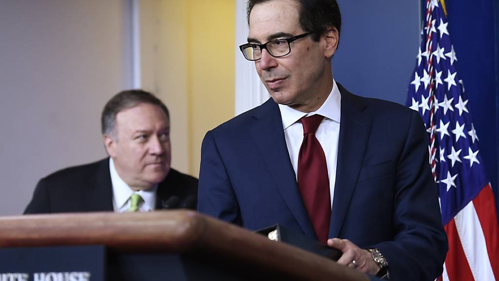 US-Finanzminister Steven Mnuchin (rechts) sagte am Dienstag (Ortszeit), dass im Teilabkommen mit China keine Reduktion der Strafzölle vorgesehen sei. (Archivbild)
