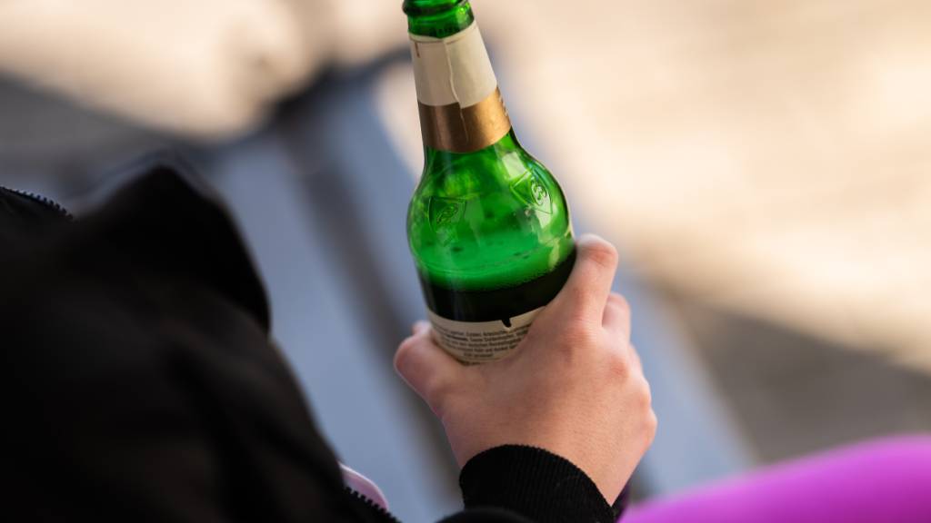 Ein Bier in der Story, ein Drink beim Kochen auf Tiktok: Laut einer Studie haben solche Inhalte von Influencern Einfluss darauf, wie oft junge Erwachsene selbst Alkohol konsumieren wollen. (Archivbild)