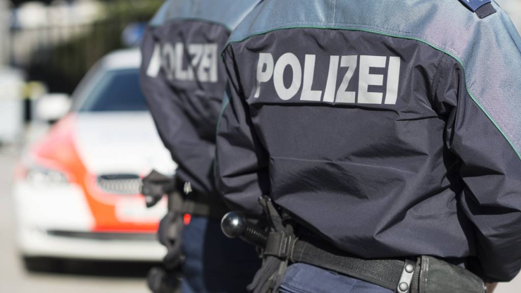 Die Bündner Polizei untersucht einen Verkehrsunfall auf der Albulapassstrasse. (Symbolbild)