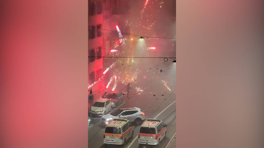 Polizei mit Raketen und Steinen angegriffen