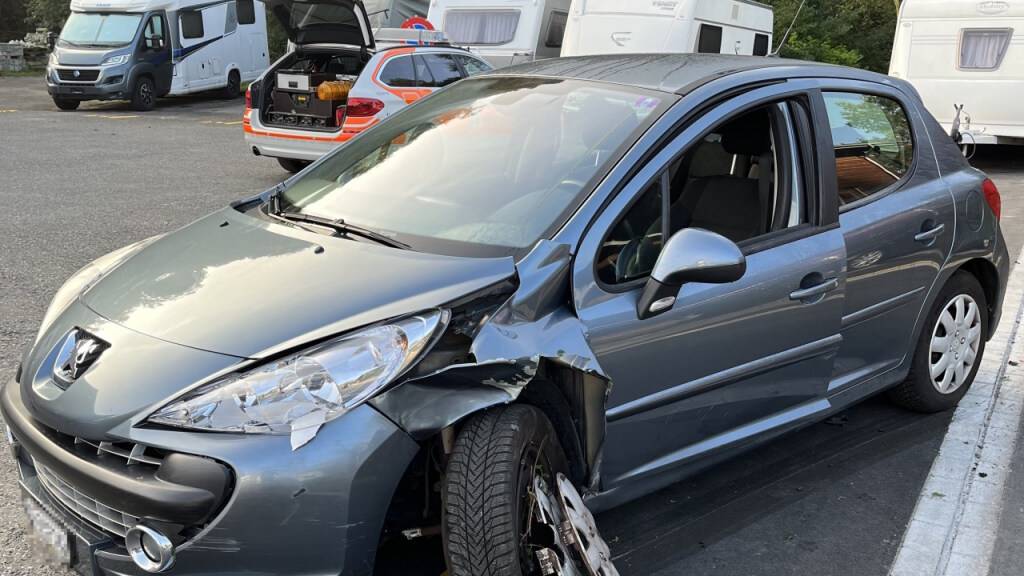 In Berneck SG verursachte ein stark alkoholisierter Fahrer mit einem gestohlenen Auto einen Selbstunfall.