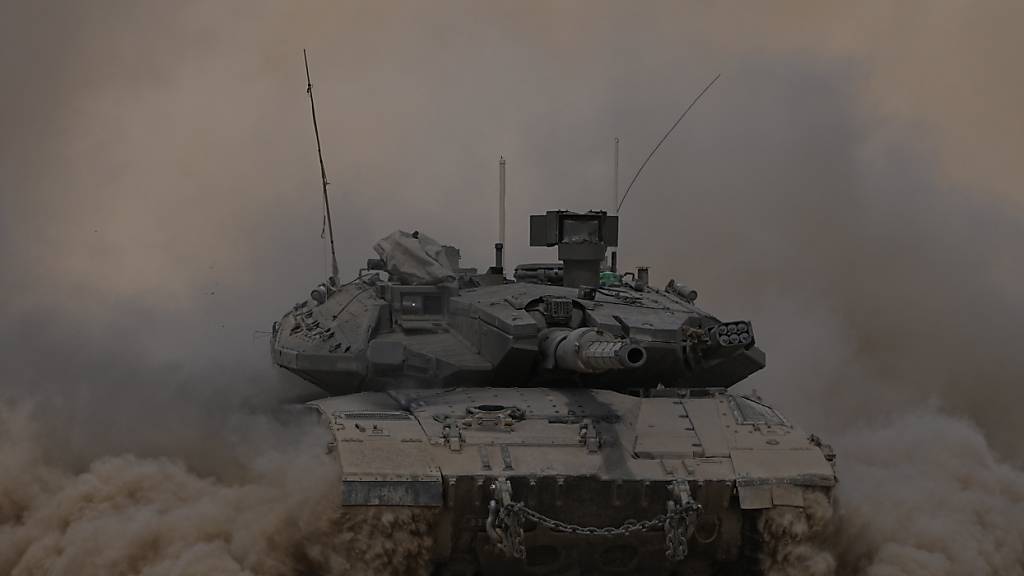 Ein israelischer Panzer manövriert in der Nähe der Grenze zwischen Israel und Gaza. Foto: Tsafrir Abayov/AP/dpa