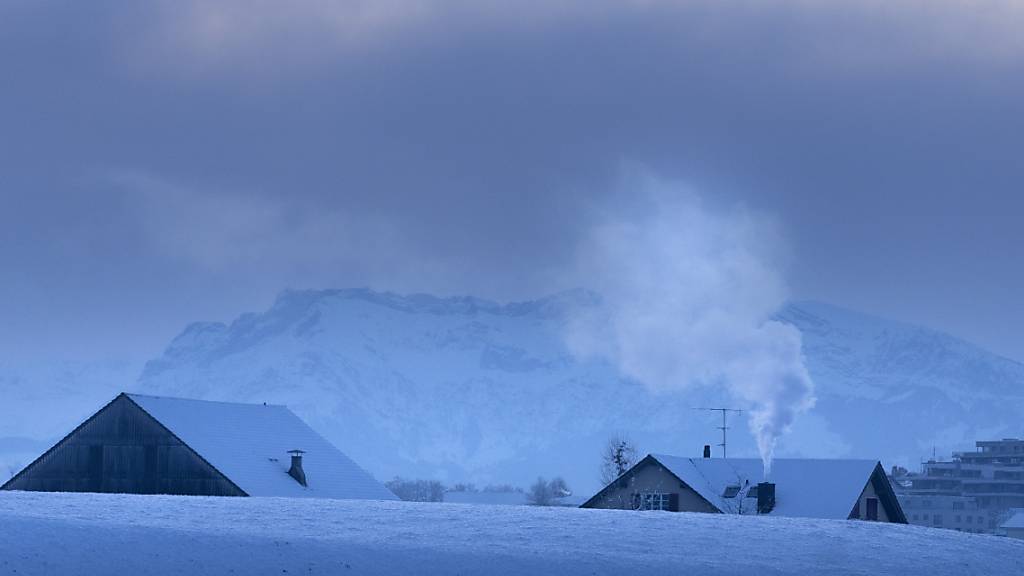 Weniger Heizen im warmen Winter bedeutet weniger Treibhausgas-Ausstoss. Das geht aus dem Schweizer Treibhausgas-Inventar hervor. (Archivbild)