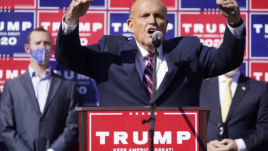 dpatopbilder - Der ehemalige New Yorker Bürgermeister Rudy Giuliani, ein Anwalt von Präsident Donald Trump, während der Pressekonferenz auf dem Parkplatz. Foto: John Minchillo/AP/dpa