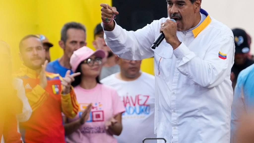 ARCHIV - Nicolás Maduro spricht zu Anhängern während einer Kundgebung in Caracas. Foto: Matias Delacroix/AP/dpa