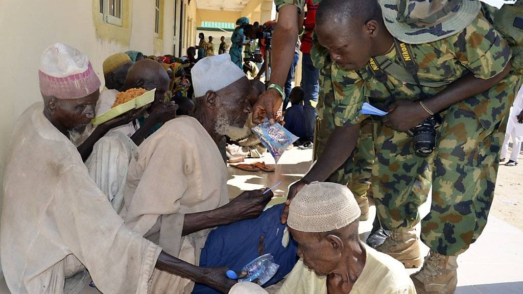 Soldaten versorgen Männer, die vor der Islamistenorganisation Boko Haram gerettet wurden. (Archivbild)