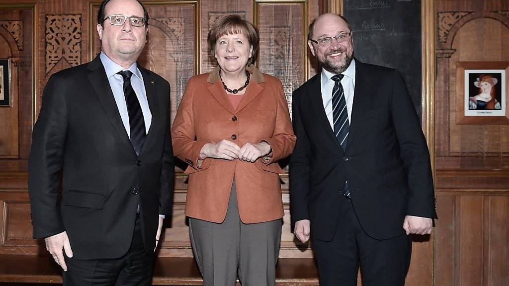 Nach ihrem Gespräch unter vier Augen trafen Hollande und Merkel EU-Parlamentspräsident Schulz zu einem gemeinsamen Abendessen in der Altstadt von Strassburg.