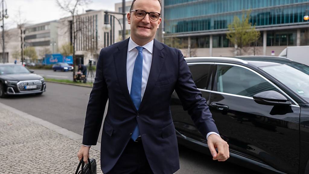 Jens Spahn, CDU Vizevorsitzender, kommt vor Beginn der Fortsetzung der Koalitionsverhandlungen von Union und SPD vor der CDU-Parteizentrale, dem Konrad-Adenauer-Haus, an. Foto: Michael Kappeler/dpa