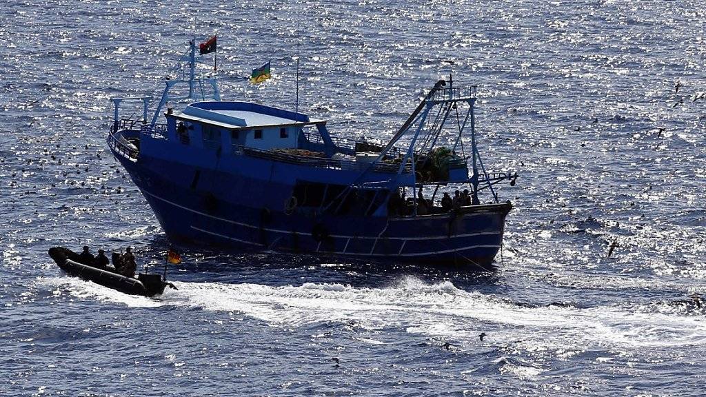 Rettungskräfte nähern sich einem Fischerboot mit Flüchtlingen - Überlebende berichteten erneut von einem Vorfall im Mittelmeer, bei dem Dutzende Flüchtlinge ins Wasser gefallen sein sollen. (Archiv)