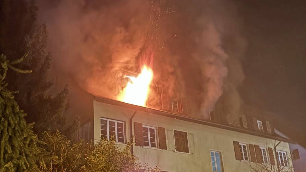 Eine Person verletzt sich bei Vollbrand in Luzerner Wohnung