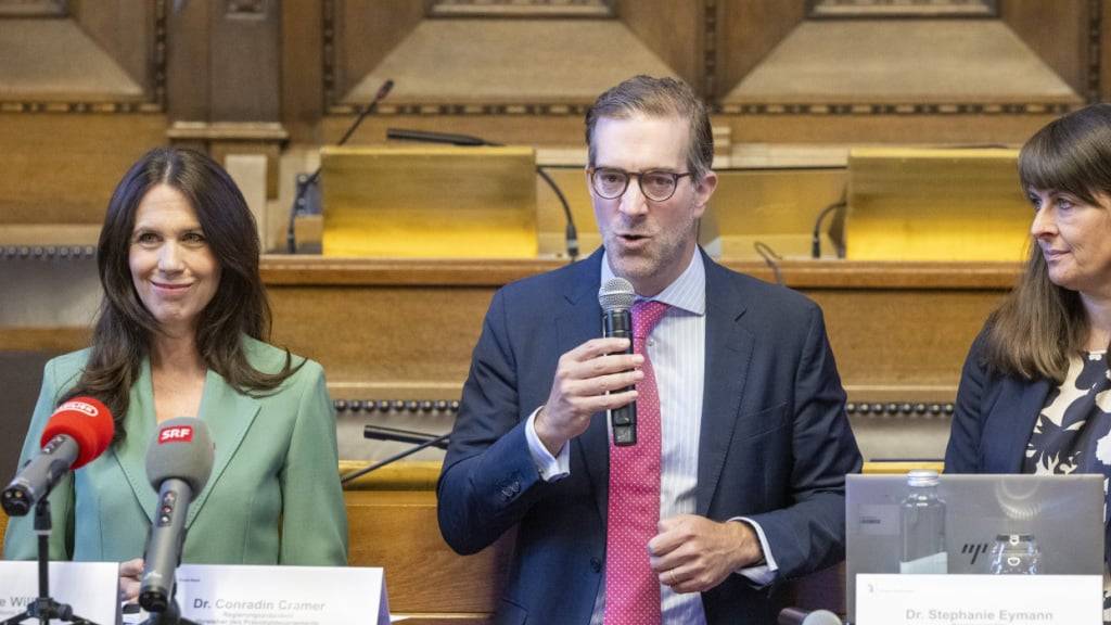 SRG-Generaldirektorin Susanne Wille, der Basler Regierungspräsident Conradin Cramer und die Basler Justiz- und Sicherheitsdirektorin Stephanie Eymann bei der Bilanz-Medienkonferenz zum ESC in Basel.