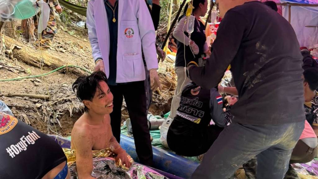 HANDOUT - Dieses von der «Association Of Volunteers For Lao People» via AP zur Verfügung gestellte Foto zeigt Retter, nachdem sie die Dorfbewohner, die in einer Höhle eingeschlossen waren, sicher evakuiert haben. Foto: Uncredited/Association Of Volunteers For Lao People/AP/dpa - ACHTUNG: Nur zur redaktionellen Verwendung bis zum 13.06.2026 und nur mit vollständiger Nennung des vorstehenden Credits.