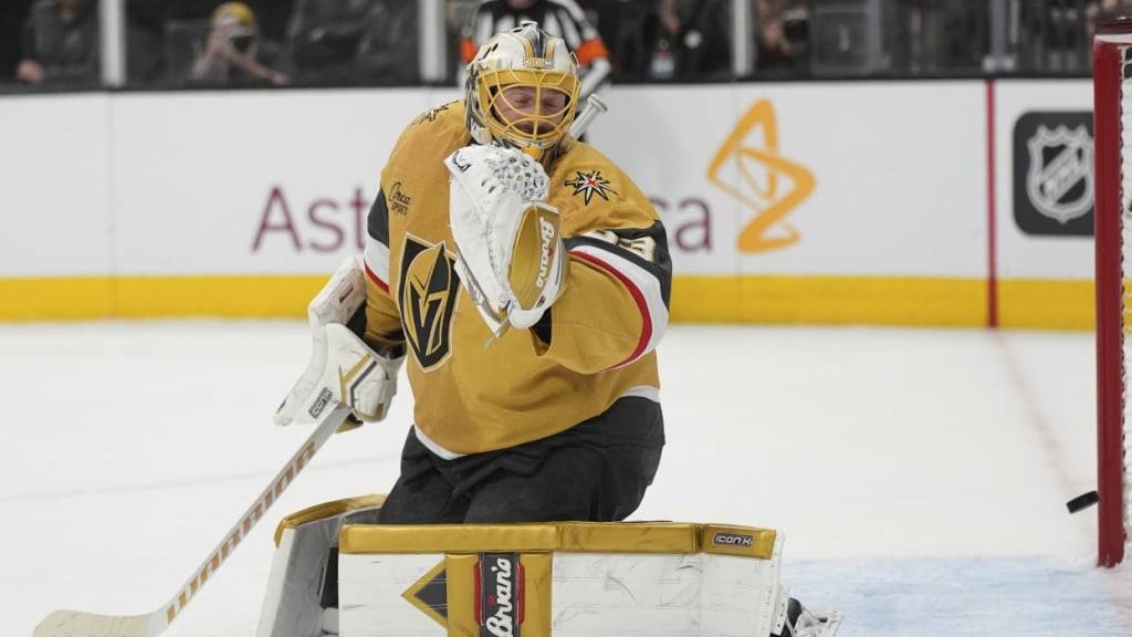 Vegas-Golden-Knights-Keeper Adin Hill, der Akira Schmid vor der Sonne steht, kassiert einen Treffer