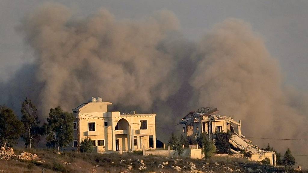 dpatopbilder - Das israelische Militär hat erneut Ziele im Libanon attackiert. Foto: Hussein Malla/AP/dpa