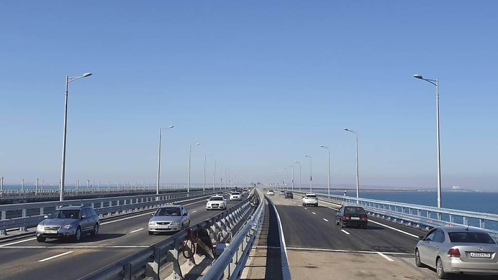 HANDOUT - Überläufer Oleg Zarjow lebt seit seiner Flucht aus der Ukraine auf der Krim, die von Russland 2014 unter Bruch des Völkerrechts annektiert worden war. Foto: Uncredited/Rosavtodor Press Service/AP/dpa - ACHTUNG: Nur zur redaktionellen Verwendung und nur mit vollständiger Nennung des vorstehenden Credits