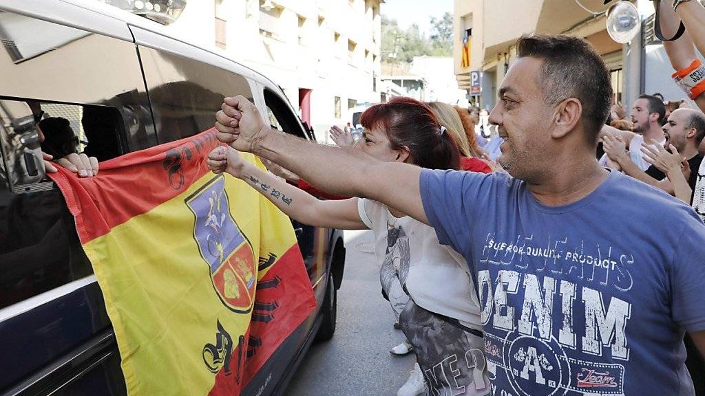 Anti-Separatisten verabschieden spanische Sicherheitskräfte, die aus Barcelona abfahren