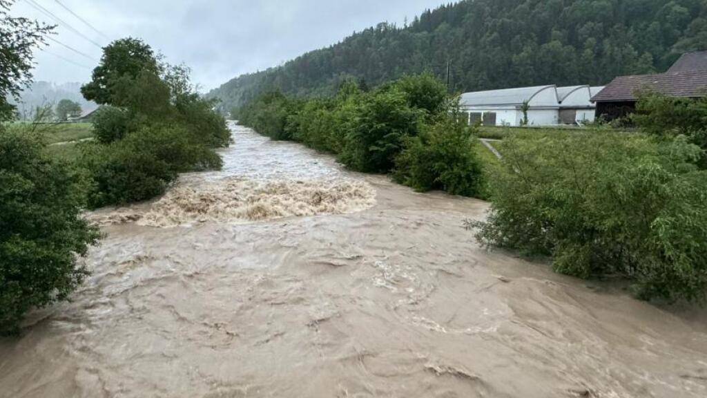 Die Töss führt ausserordentlich viel Wasser.