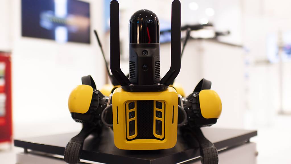 Ein Roboter von Boston Dynamics mit Vermessungstechnik der Firma Leica Geosystems.