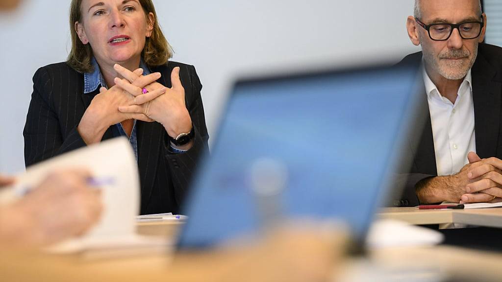 Stellenabbau angekündigt: Tamedia-Chefin Westschweiz, Christine Gabella (l.), und Tamedia-Geschäftsführer Andreas Schaffner (r.) vor den Medien in Lausanne.