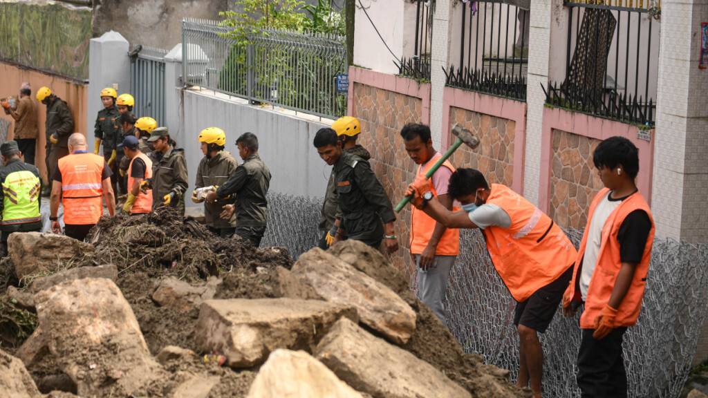 Die Stadtpolizei von Kathmandu hilft beim Wiederaufbau und bei der Beseitigung von Trümmern in Kathmandu, die nach den anhaltenden Regenfällen am Vortag durch Hochwasser beschädigt und blockiert wurde. Foto: Safal Prakash Shrestha/ZUMA Press Wire/dpa