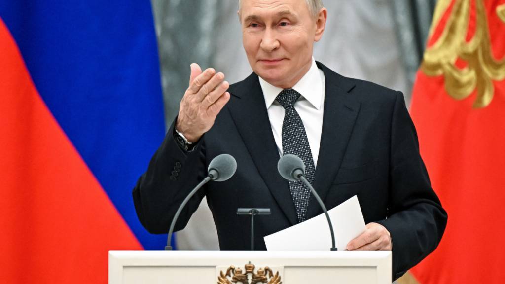 Dieses von der staatlichen russischen Nachrichtenagentur Sputnik via AP verbreitete Foto zeigt den russischen Präsidenten Wladimir Putin während seiner Rede bei einer Preisverleihung für junge Schriftsteller und Künstler im Kreml. Foto: Kristina Solovyova/Pool Sputnik Kremlin/AP/dpa