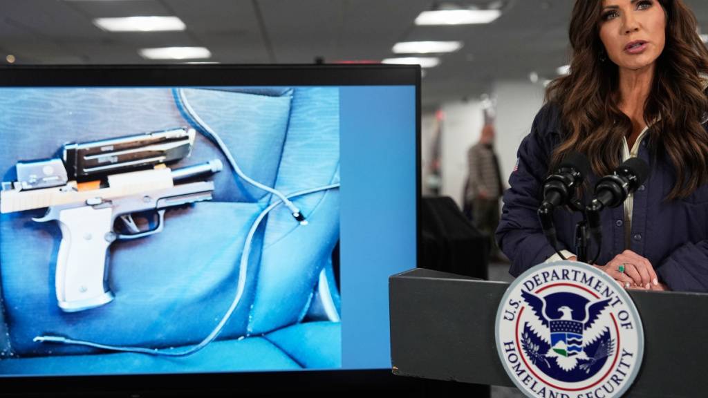 Die US-Ministerin für Innere Sicherheit, Kristi Noem, spricht während einer Pressekonferenz über den Mann in Minneapolis, der von einem Bundesbeamten der Einwanderungsbehörde getötet wurde. Foto: Julia Demaree Nikhinson/AP/dpa