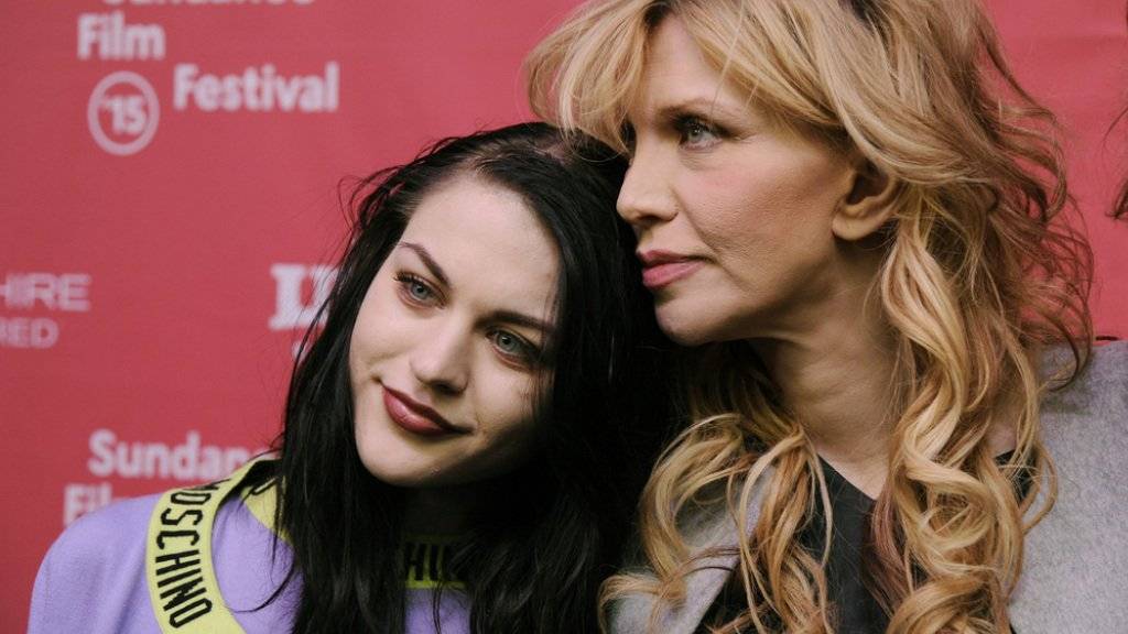 Frances Bean Cobain (links, im Bild mit Mutter Courtney Love) hütet ihr Erbe wie ihren Augapfel. (Archivbild)