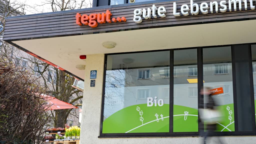 Migros Zürich kann nicht wie geplant, Teegut-Filialen an Edeka abtreten. Bei 24 Märkten hat das deutsche Bundeskartellamt eine Absage erteilt. Nun sucht Migros neue Käufer für diese Läden.(Archivbild)