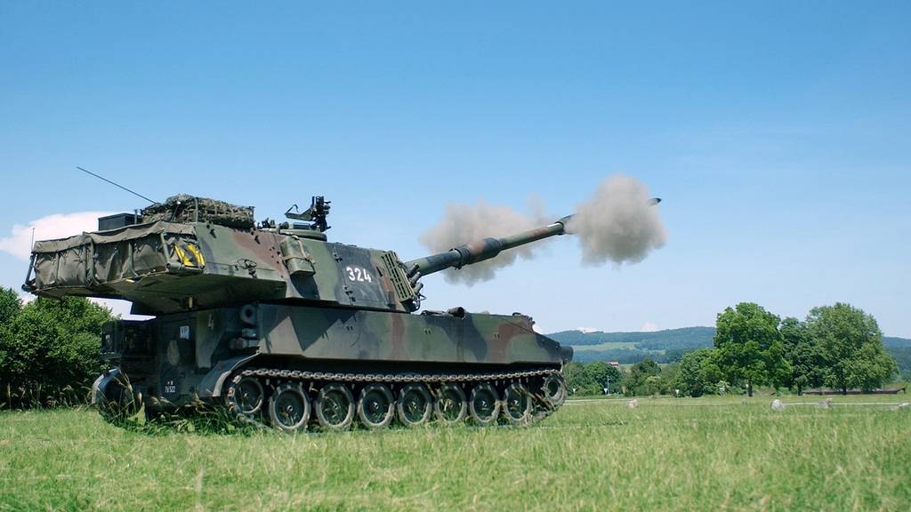 Eine Panzerhaubitze bei einer Schiessübung bei Frauenfeld.