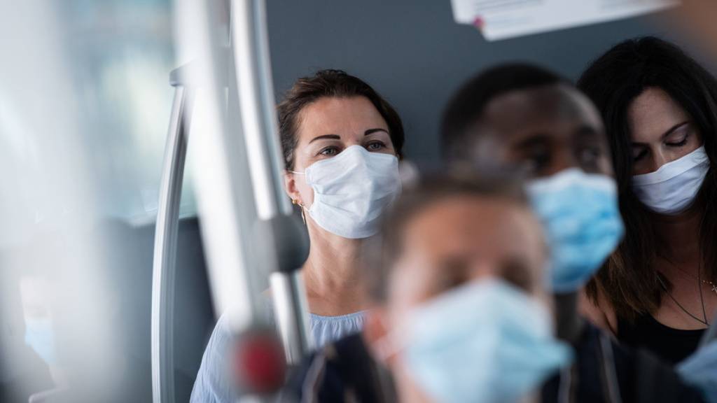 Passagiere mit Schutzmasken in einem Bus - das BAG meldete am Mittwoch 5625 neue Ansteckungen mit dem Coronavirus. (Archivbild)