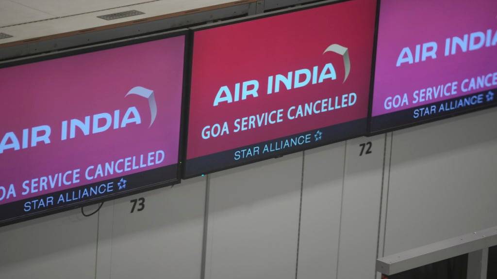 Ein Schalter der Fluggesellschaft Air India am Flughafen Gatwick zeigt die Information, dass der Flug nach Goa gestrichen wurde, nachdem ein Flugzeug von Air India mit dem Ziel London in Ahmedabad in Indien abgestürzt ist. Foto: Kin Cheung/AP/dpa